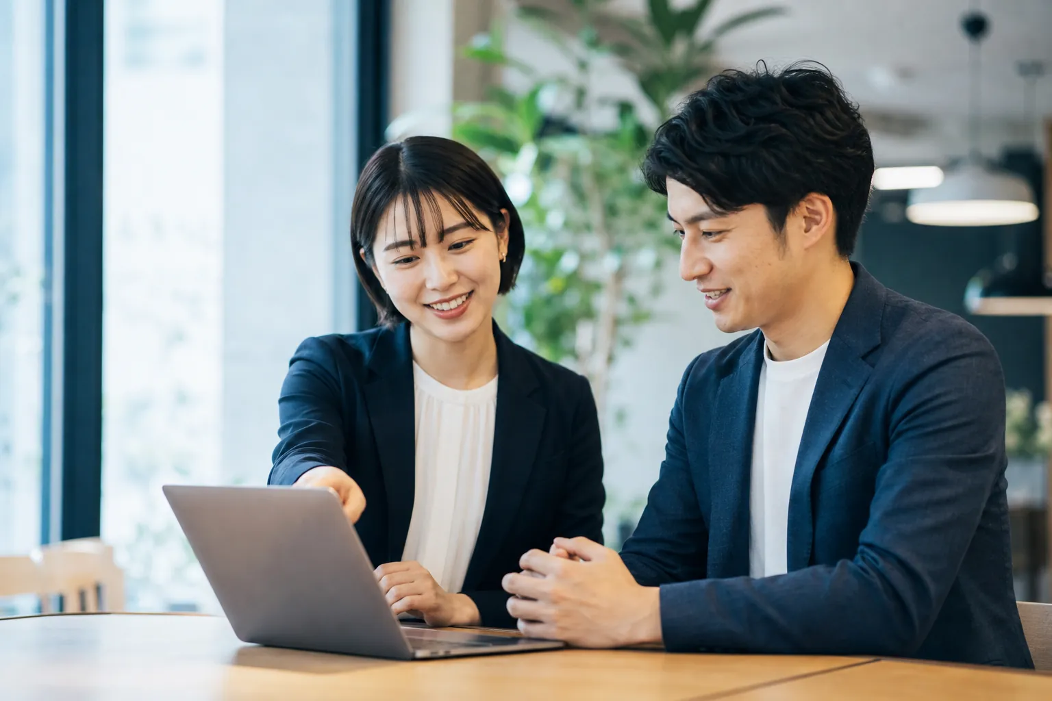 打ち合わせをする様子
